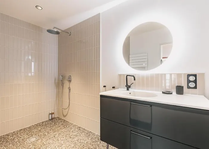 Sixties 64 2 Bedrooms With A Balcony And Parking In * Biarriz