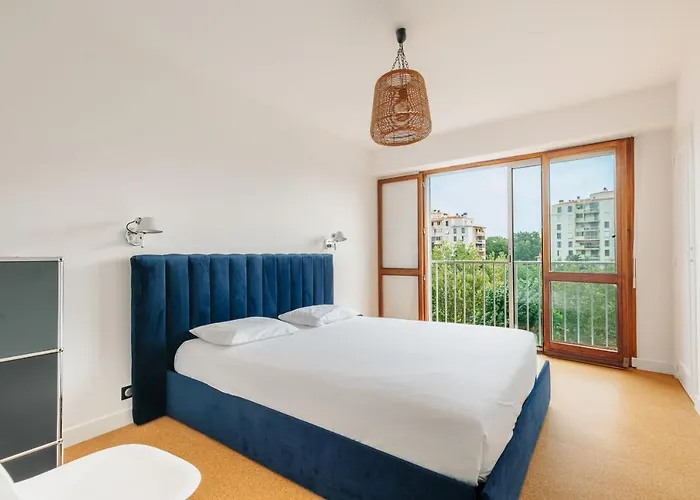 Sixties 64 2 Bedrooms With A Balcony And Parking In * Biarriz